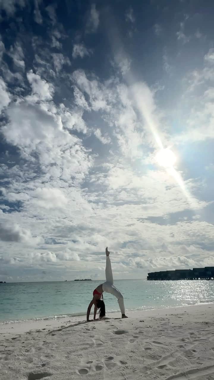 カミラ・ワリエワのインスタグラム：「Гармония во всем 🧘‍♀️  #мальдивы #sea #holiday #stretching #stretch #beach #maldives #ideas #relax #calmness #harmony #kamilavalieva #камилавалиева #фигурноекатание #figureskating」