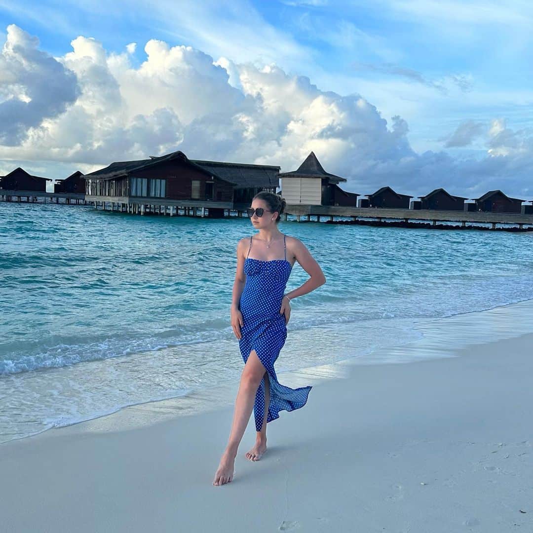 カミラ・ワリエワのインスタグラム：「Красота повсюду 🦋  @grandparkkodhipparu  @maldivianacom  #grandparkkodhipparu  #maldiviana   #kamilavalieva #figureskating #sea #vacation #holiday #beach #maldives #blue #bluedress #dress #отдых #пляж #море #beautiful #sunset」